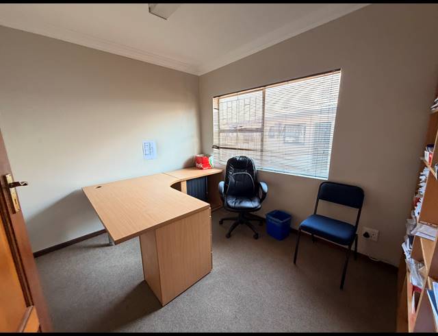 200M² OFFICE TO LET IN FARRAR PARK